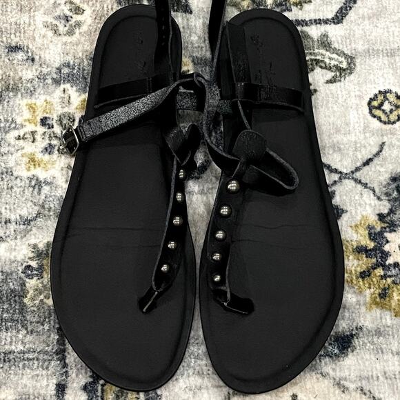 Women's Black Studded Rivet Universal Threads Kylianne Thong T Strap Sandals - Picture 2 of 6